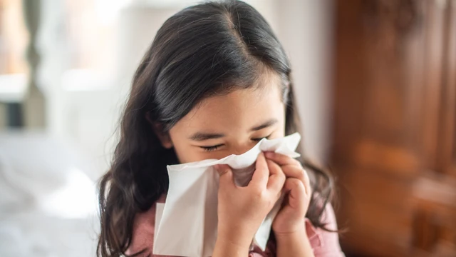 Bé sổ mũi có tự khỏi được không? Cách chăm sóc đúng