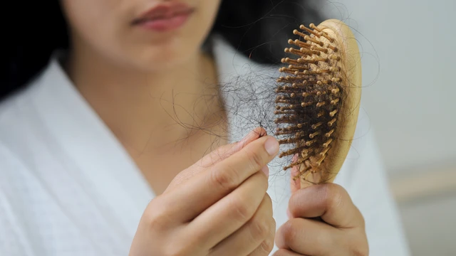 Rụng tóc là bệnh gì? Nguyên nhân, triệu chứng và điều trị