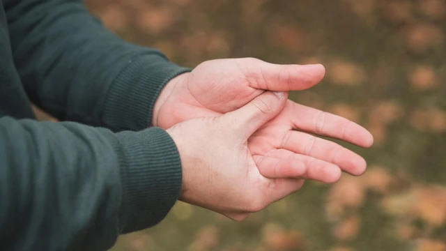 Tê bì chân tay là bệnh gì? Nguyên nhân, triệu chứng và cách điều trị