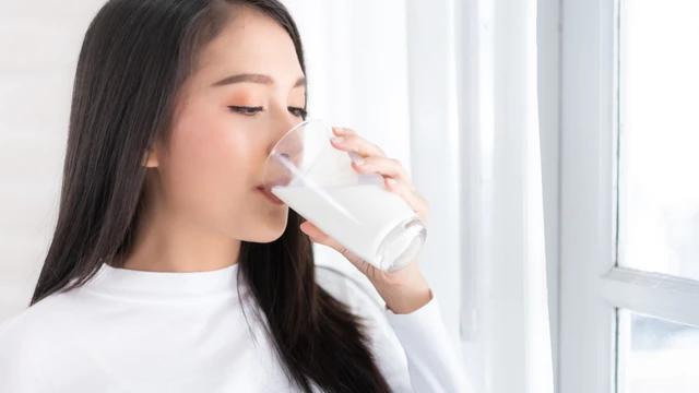 Người bị đau dạ dày có nên uống sữa không? Cần lưu ý điều gì khi uống sữa?
