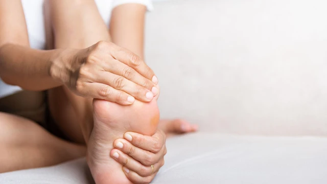 Bị đau nhói ở lòng bàn chân: Nguyên nhân, cách điều trị và khi nào cần đi khám
