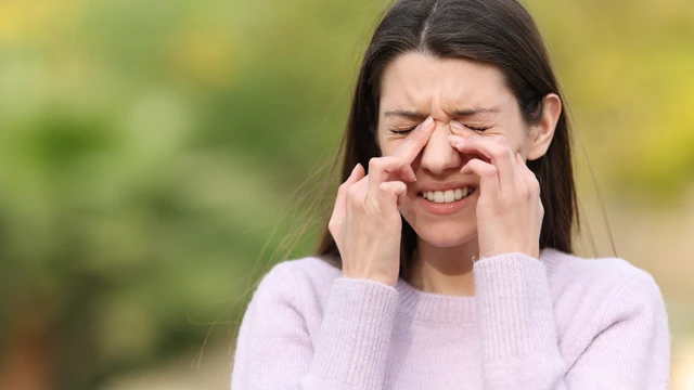 Bị viêm mũi dị ứng ngứa mắt phải làm sao?