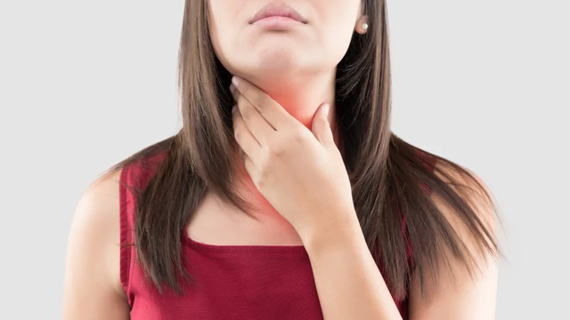 Bị vướng đờm ở cổ họng là bệnh gì? Nguyên nhân và cách xử lý