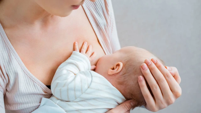 Các dấu hiệu cho biết em bé đang đói mà cha mẹ cần lưu ý