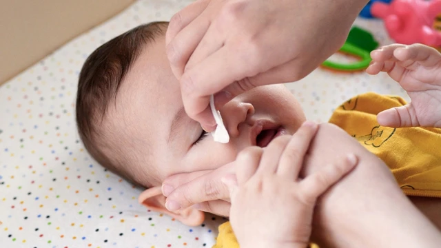 Cách dùng nước muối sinh lý rửa mắt cho bé và một số lưu ý mẹ cần biết