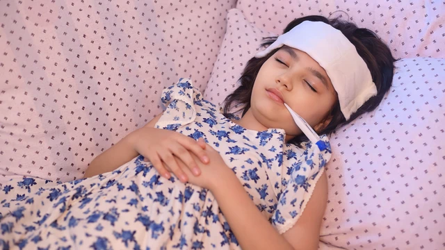 Cách hạ sốt cho trẻ bị viêm amidan​ ba mẹ cần biết