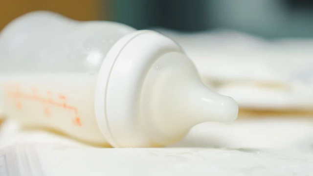Cách nhận biết sữa mẹ rã đông bị hư: Dấu hiệu và lưu ý cho mẹ bỉm