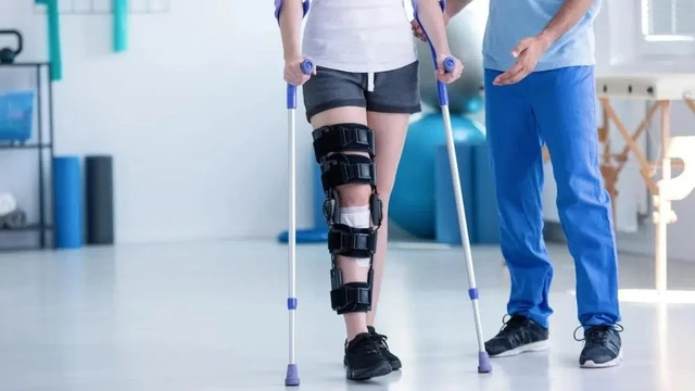 Cách tập đi sau gãy xương chày an toàn, hỗ trợ phục hồi nhanh