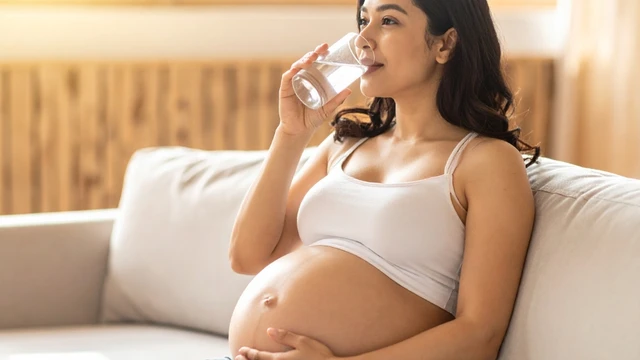Cách uống nước để vào ối mẹ bầu nên biết sớm