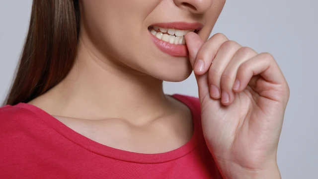 Cắn móng tay có bị bệnh tim không? Những tác hại sức khỏe tiềm ẩn do thường xuyên cắn móng tay