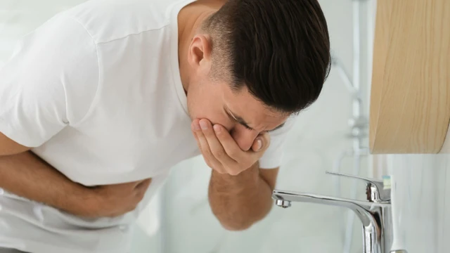 Sốt xuất huyết nôn ra máu nguy hiểm ra sao? Cách phòng ngừa