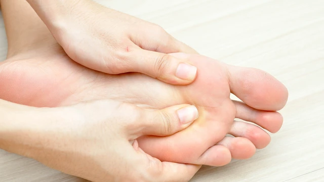 Chuột rút bàn chân phải làm sao?