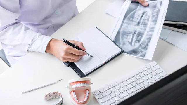 Chụp X-quang răng là gì? Công dụng, các loại và mức độ an toàn