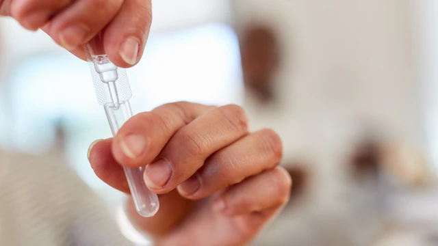 Có nên chữa lẹo mắt bằng nước bọt không?