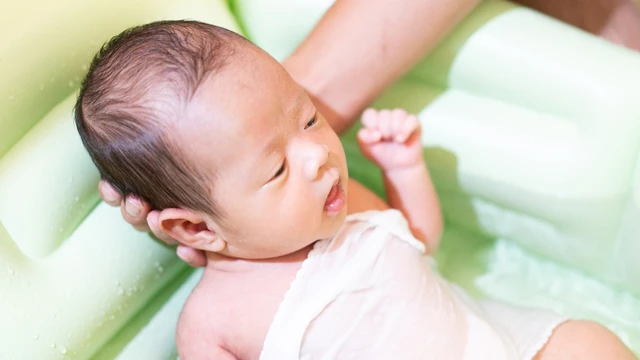 Có nên tắm nhiều lần cho trẻ sơ sinh khi nắng nóng? Giải đáp đúng cách cho cha mẹ