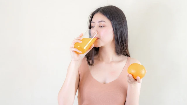 Có nên uống nước cam trước khi đi ngủ​ hay không?