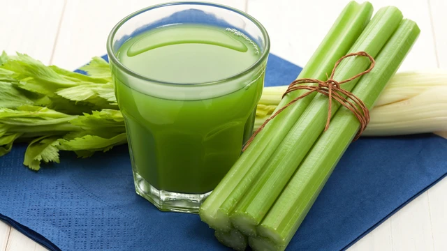 Có nên uống nước ép cần tây mỗi ngày không? Ai nên hạn chế?