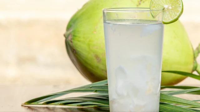 Nước dừa gừng đường phèn có công dụng gì? Lưu ý khi uống