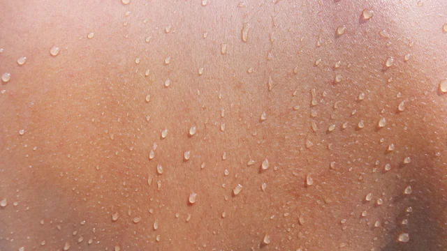 Đang đổ mồ hôi có nên tắm không? Cách tắm an toàn