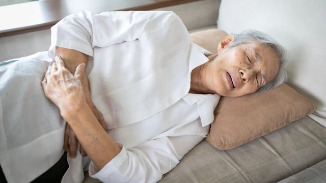 Đau bụng thường xuyên ở người lớn tuổi: Nguyên nhân và cách xử trí