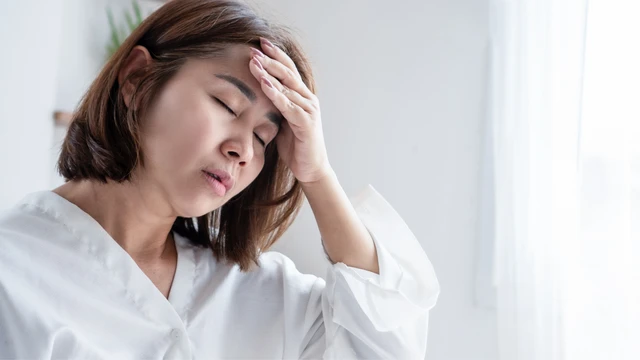 Dấu hiệu bị trúng gió là gì? Nhận biết sớm để xử trí đúng