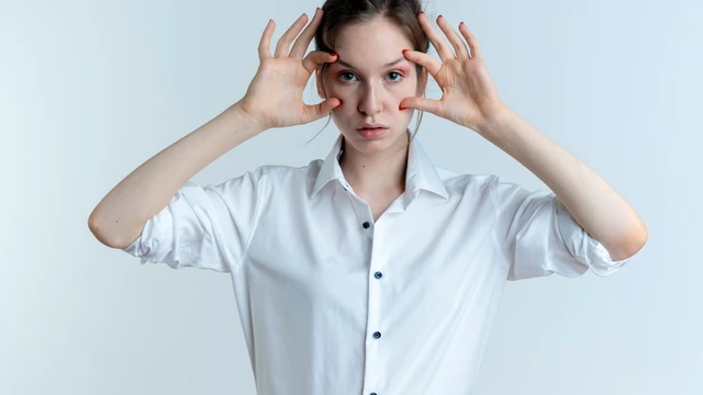 Dấu hiệu đục thủy tinh thể: Cách nhận biết sớm và xử lý kịp thời