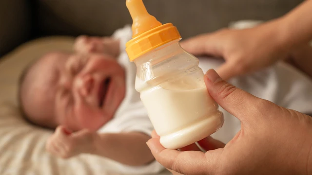 Dấu hiệu em bé đang đói: Cách nhận biết sớm để cho bé bú đúng lúc