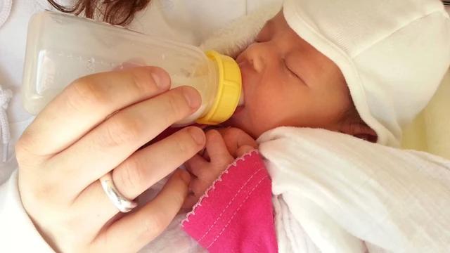 Dấu hiệu trẻ hợp sữa công thức và những lưu ý pha sữa đúng cách