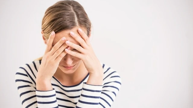 Đau họng và sốt về chiều: Nguyên nhân, mức độ nguy hiểm và cách xử lý