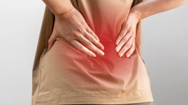 Đau lưng âm ỉ kéo dài: Khi nào cơn đau là dấu hiệu nguy hiểm?