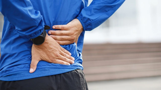 Đau thần kinh tọa có nên đi bộ không? Lợi ích của việc đi bộ đúng cách