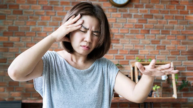 Đột quỵ xuất huyết não có dấu hiệu nào cảnh báo? Sơ cứu ra sao?