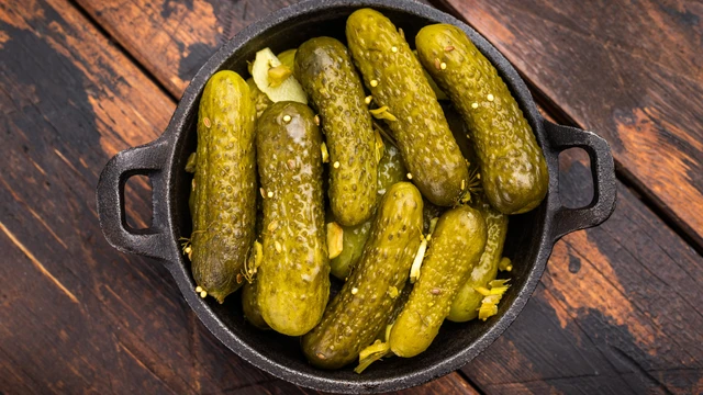 Dưa muối có tác dụng gì? Lợi ích và lưu ý khi ăn dưa muối 