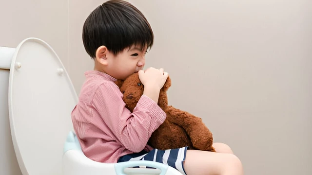 Táo bón sau tiêm chủng ở trẻ em là do đâu? Nhận biết và xử trí táo bón sau tiêm chủng