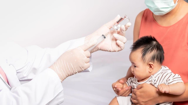 Giải đáp thắc mắc của các mẹ khi tiêm 6 trong 1 cho con