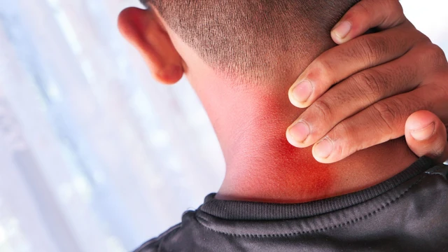 Giãn dây chằng cổ là gì? Nguyên nhân, triệu chứng và hướng điều trị