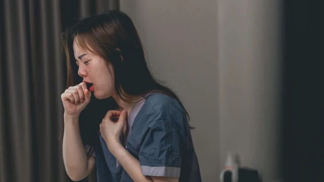 Ho gà vào ban đêm có đáng lo? Cách giảm ho hiệu quả