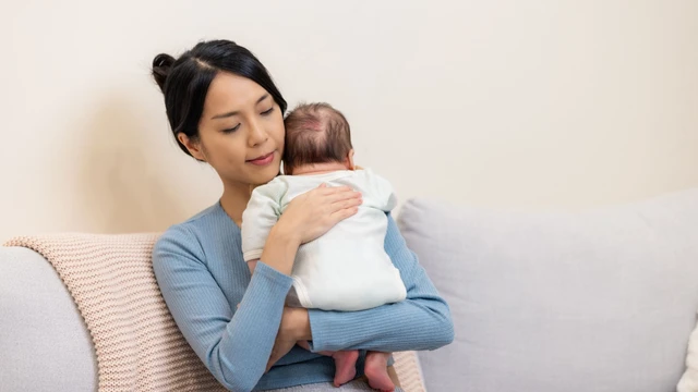 Hướng dẫn cha mẹ cách vỗ ợ hơi cho trẻ sơ sinh