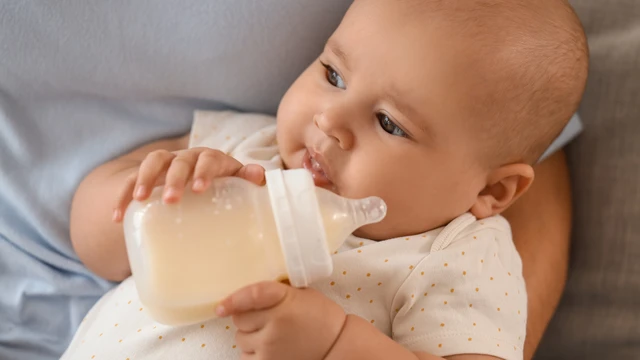 Lượng sữa theo cân nặng: Cách tính chuẩn và bảng tham khảo cho trẻ sơ sinh