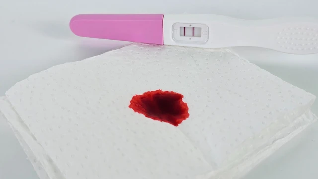 Máu báo thai có vón cục không? Những điều chị em cần biết