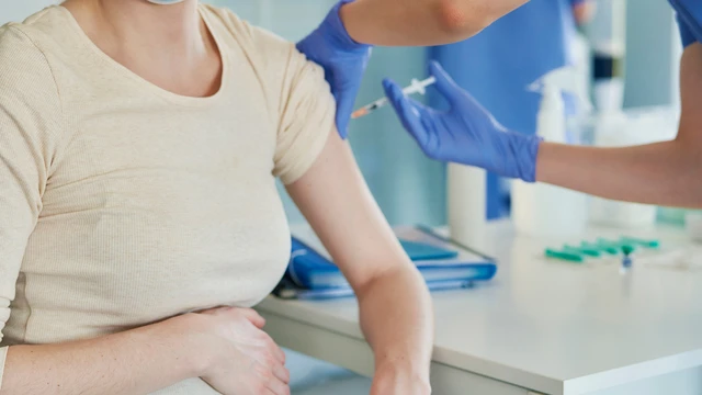 Mẹ bầu tiêm những mũi gì để bảo vệ thai kỳ khỏe mạnh?