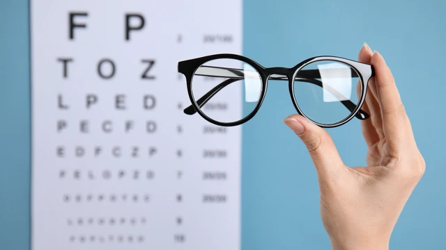 Cận thị nên đeo kính hay mổ mắt? Ưu và nhược điểm của hai phương pháp