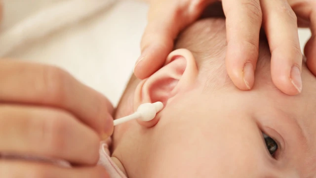 Chảy máu tai ở trẻ sau khi ngoáy tai cần được theo dõi đúng cách