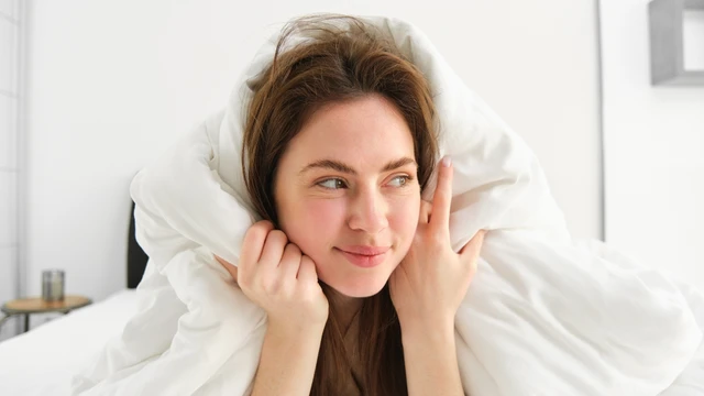 Ngủ dậy mặt bị sưng phải làm sao? Nguyên nhân và cách xử lý hiệu quả