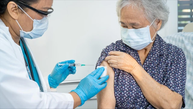 Người có bệnh nền cần tiêm vắc xin gì? Nên tiêm ở đâu?