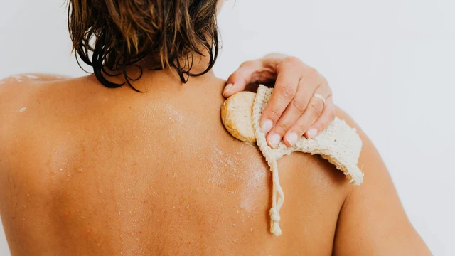 Người lớn sốt phát ban có được tắm không? Hướng dẫn chăm sóc đầy đủ nhất
