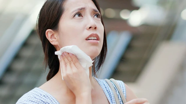 Người lúc nóng lúc lạnh nhưng không sốt có sao không? Xử lý thế nào?