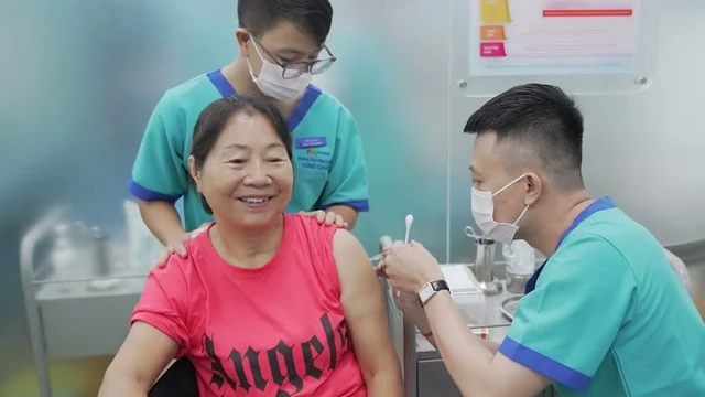 Người trên 65 tuổi tiêm vắc xin gì? Những lưu ý cho người trên 65 tuổi khi tiêm vắc xin