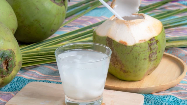 Nước dừa tốt cho tuyến giáp không? Những điều cần biết trước khi uống