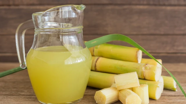 Nước mía để qua đêm uống được không? Một số rủi ro có thể gặp phải